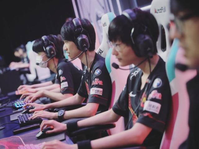 巴斯托尼两黄变一红下轮停赛，且此前累积的张黄牌不会重置.